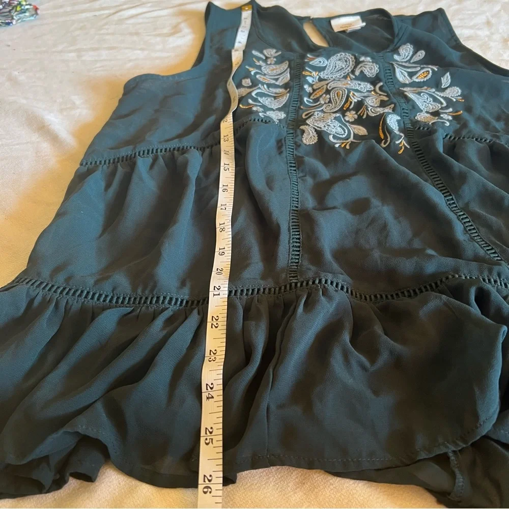 Womans tiered ruffled embroidered paisley top. Size Large. - Picture 8 of 11